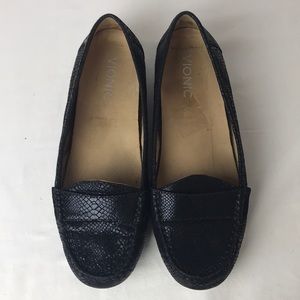 Vionic black snakeskin print mocassin shoes Sz 7.5